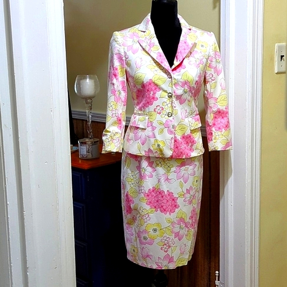 Tahari Elegant Two Piece Suit Of Blazer And Skirt